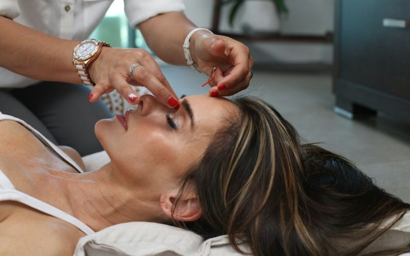Procedură estetică facială într-o clinică