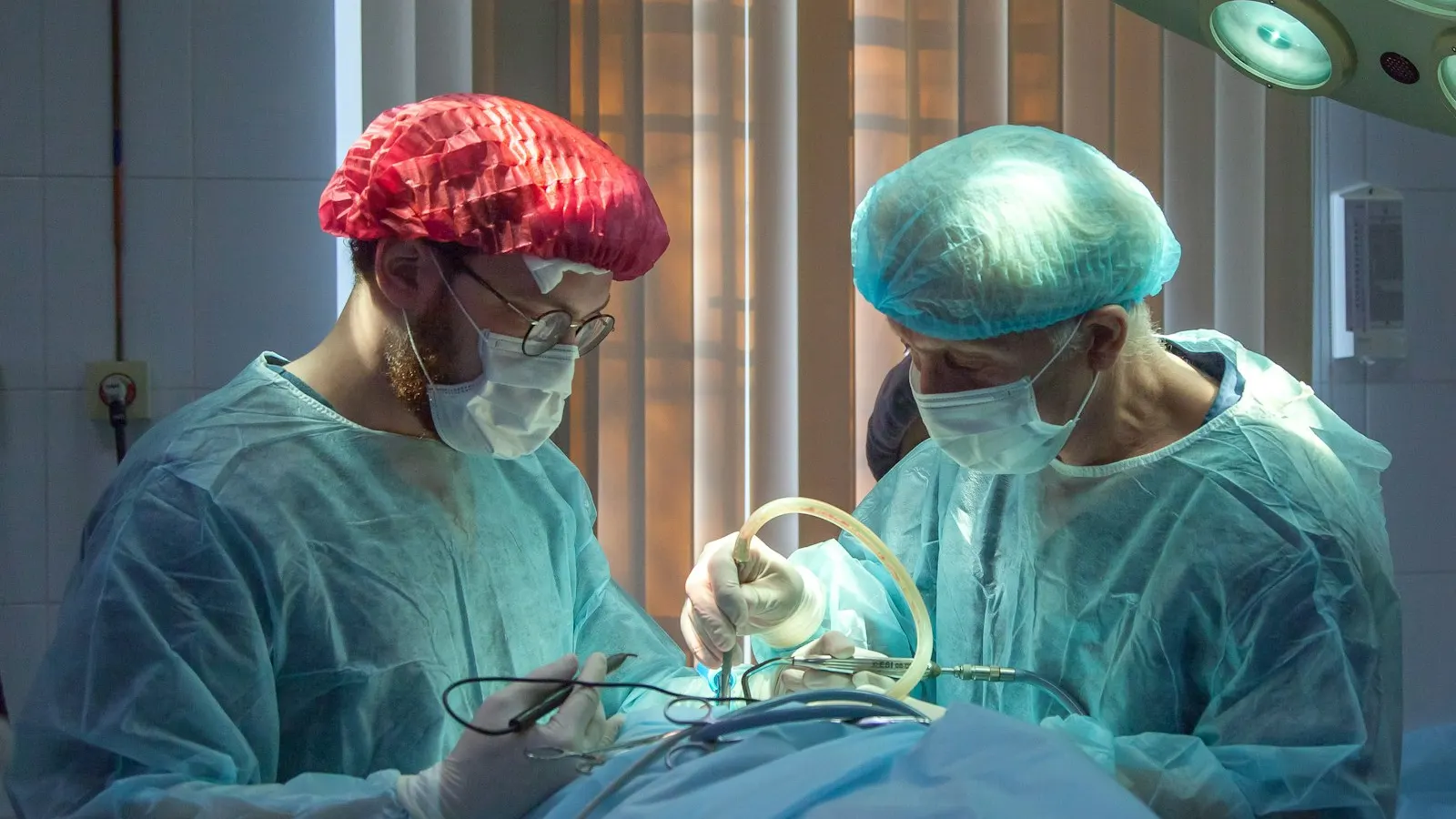Liposucție sau abdominoplastie: diferențe, prețuri și plata în rate